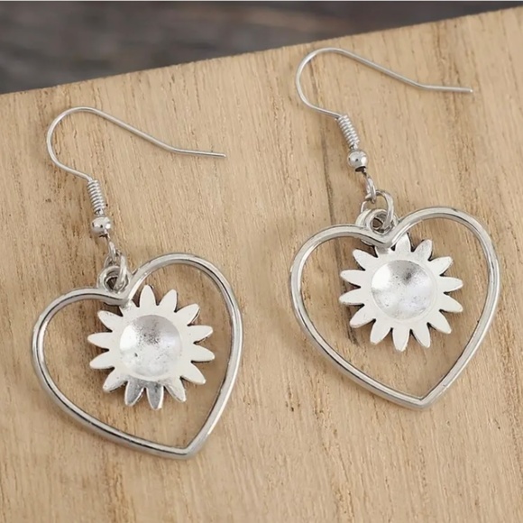 LAST PAIR Retro Boho Hollow Heart with Sunflower Earrings - Picture 2 of 3
